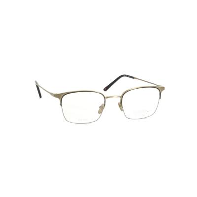 Herrenbrille makellos ME 1067 mit rechteckigen, silberfarbenen Metallrahmen auf weißem Hintergrund.